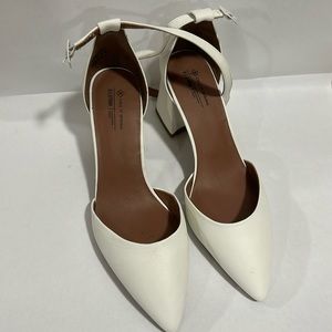 Brand new. Never worn. Tags still on. Was an option for wedding